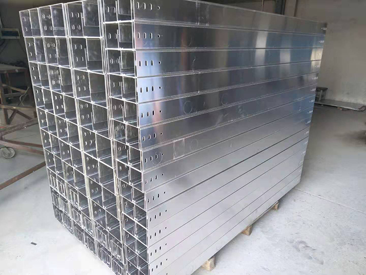 定期清洁全封闭桥架